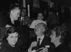 La madre de Paco, Gabriel Celaya, Amparitxu y unos amigos en el teatro