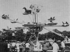 Para la fiesta Dalí realiza un "cuadro vivo y mecánico". El centro del cuadro es un "tiovivo" que gira con la "Canción de jinete".