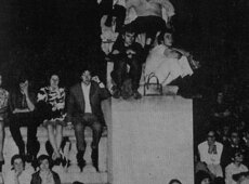 La estatua de Víctor Hugo quedó tan poblada como en los mejores días de la revuelta estudiantil